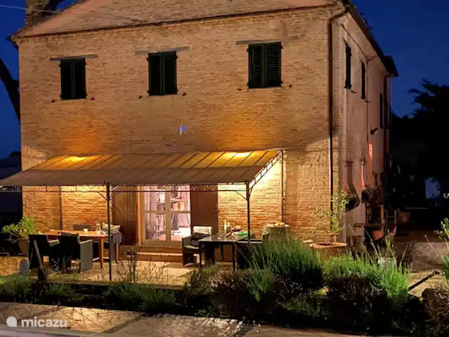 Il Posto Perfetto-appartement Monti huren in Italië, Marche, Santa Maria Nuova - appartement Il Posto Perfetto by night.