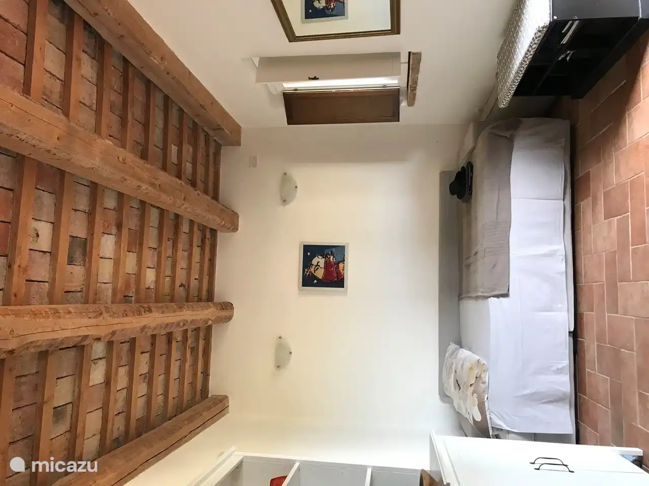 Le canapé-lit du salon peut être utilisé comme lit double et mesure 2,00 mètres sur 1,40 mètres et convient pour 2 adultes ou 2 enfants. Il est doté d'un surmatelas épais pour que vous puissiez dormir confortablement.