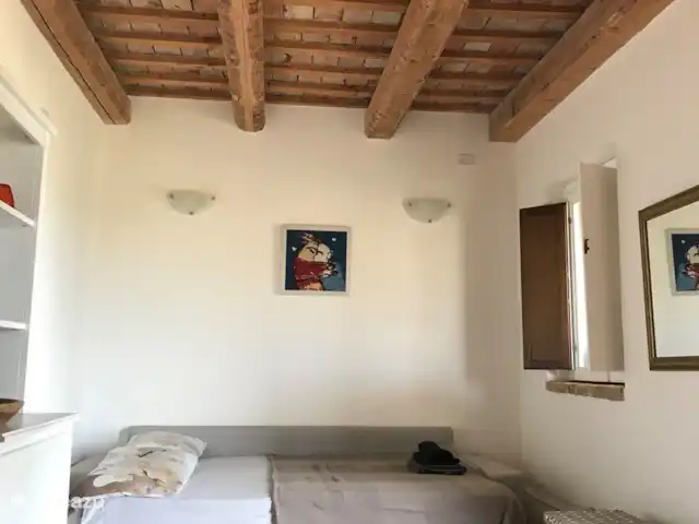Il Posto Perfetto-appartement Monti huren in Italië, Marche, Santa Maria Nuova - appartement De slaapbank in de woonkamer kan als 2 persoons bed gebruikt worden en is 2,00 meter bij 1,40 meter en is geschikt voor 2 volwassenen of voor 2 kinderen. Het heeft een dik toppermatras, waardoor je gerieflijk kunt slapen.