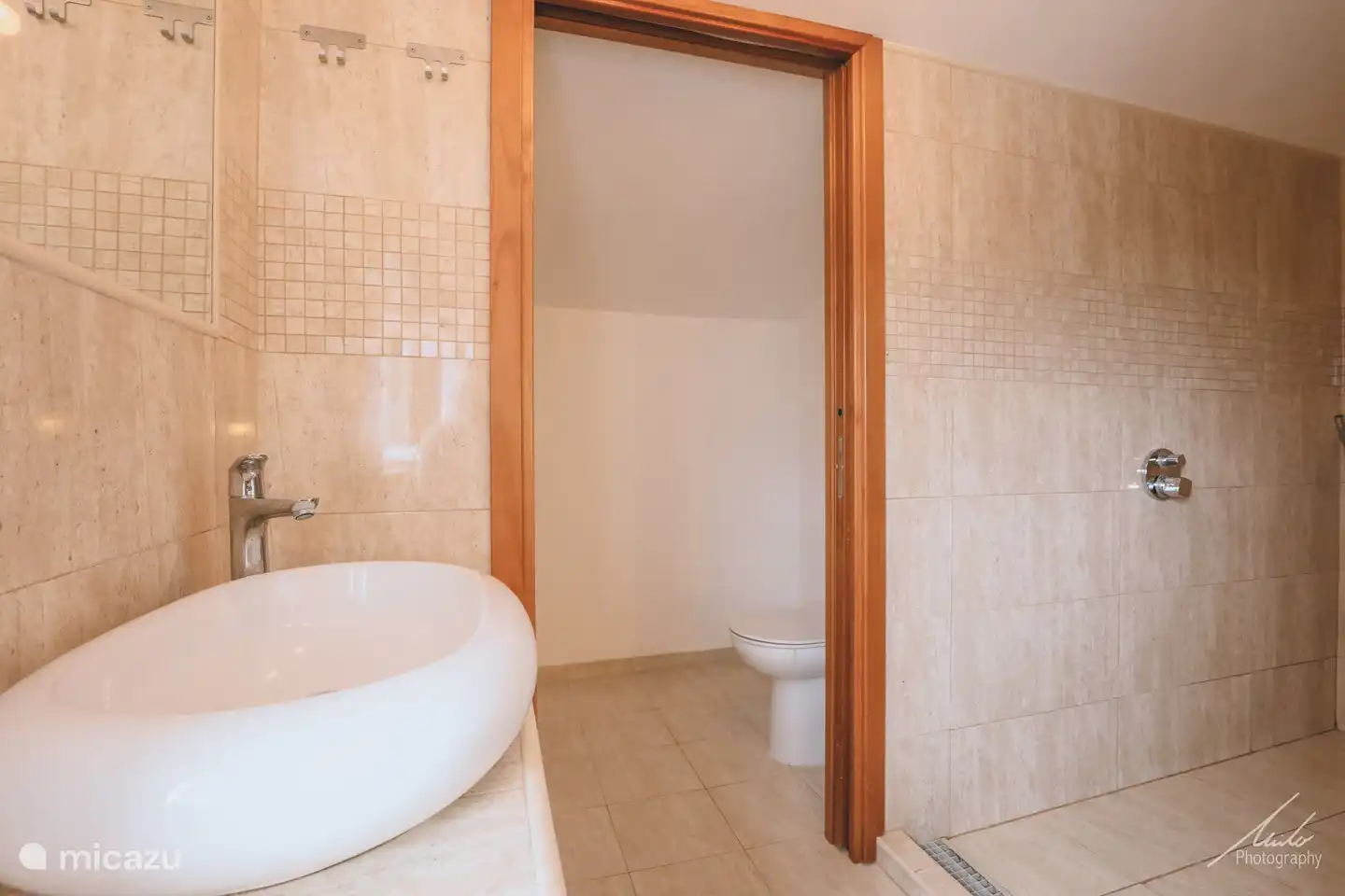 Badkamer met toilet eerste verdieping.