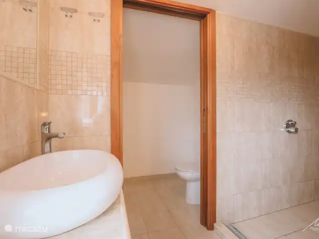 Quinta Charlotte | Portugal, Costa de Prata, Boa Vista - villa Salle de bains avec WC au premier étage.