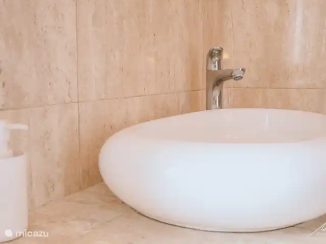 Quinta Charlotte | Portugal, Costa de Prata, Boa Vista - villa Salle de bain détaillée au premier étage.