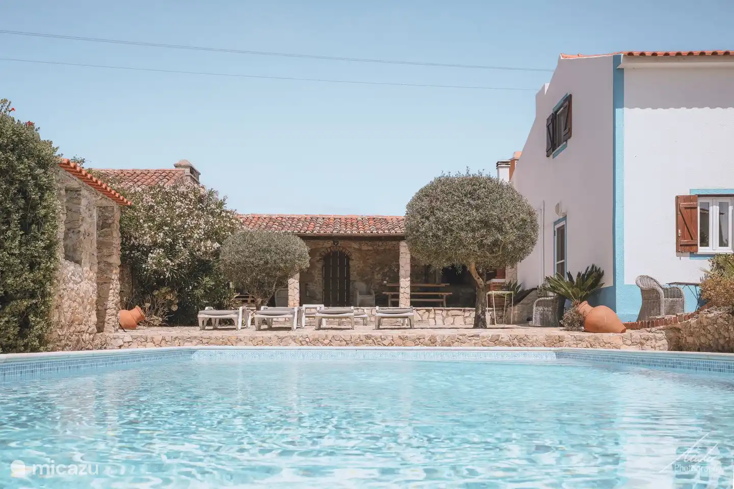 Het terrasgedeelte gezien vanuit het zwembad.