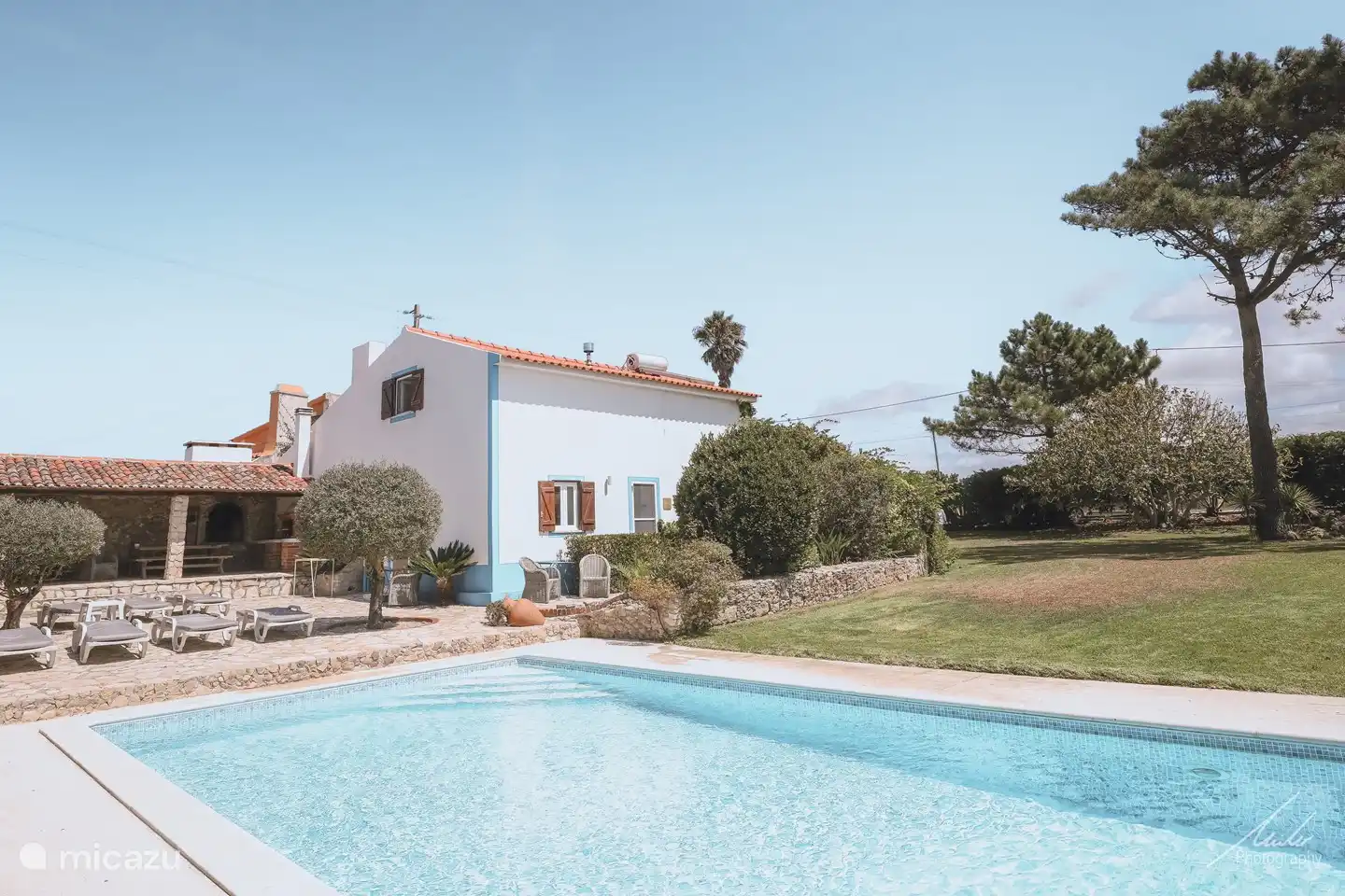 Zwembad, terrassen, tuin en woning.