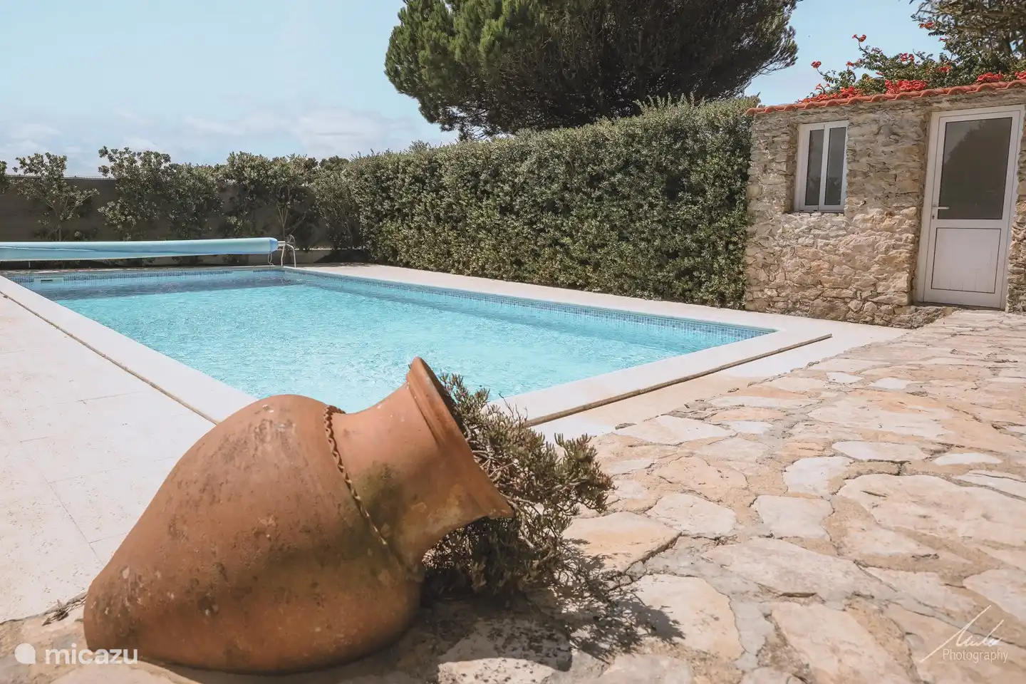 Kruik aan het zwembad.