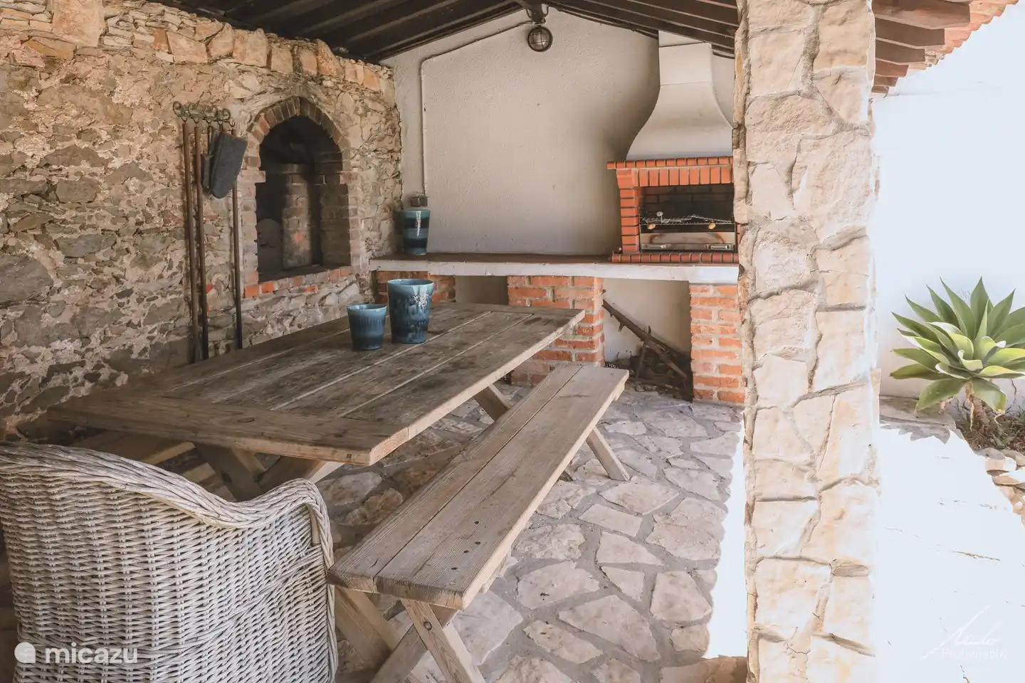 Overdekte eethoek met barbecue en Portugese oven.