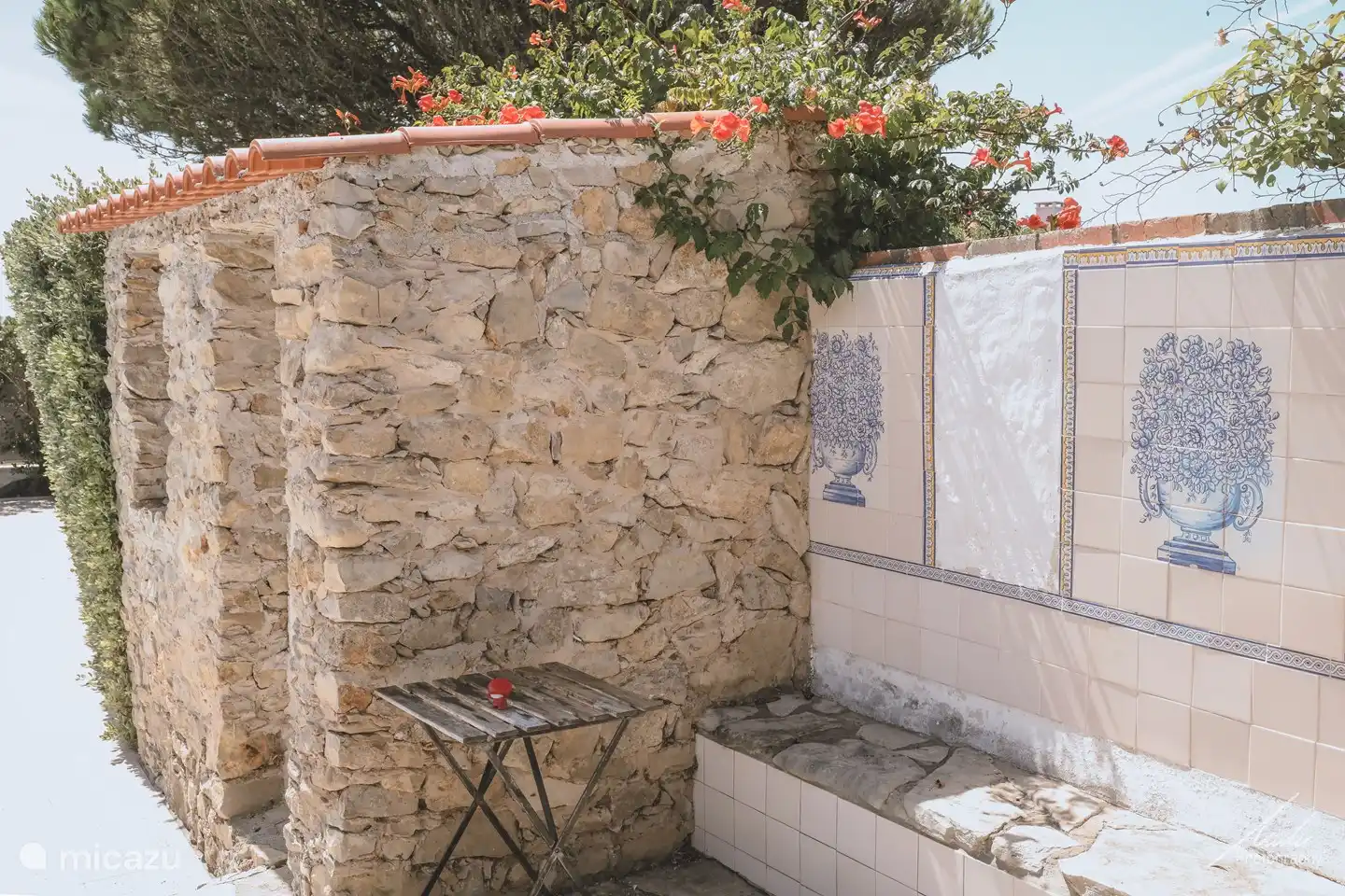 Bank in zonovergoten hoekje.