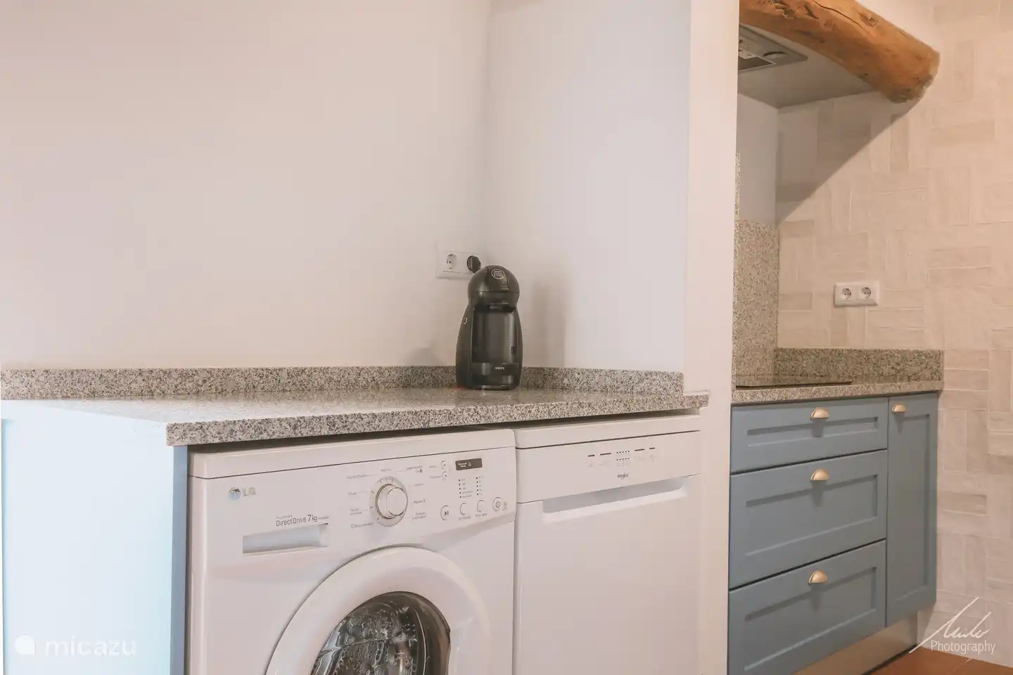 Keuken met wasmachine en vaatwasser.