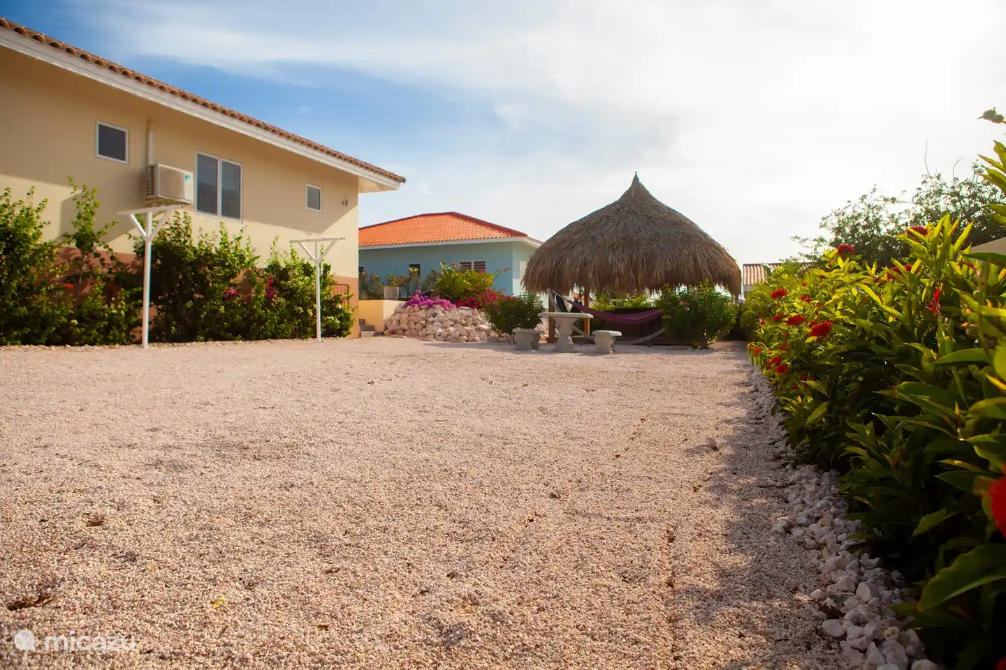 La vista de la Palapa desde el espacioso jardín. La superficie total de la parcela de Bunita Blenchi es de 800m2