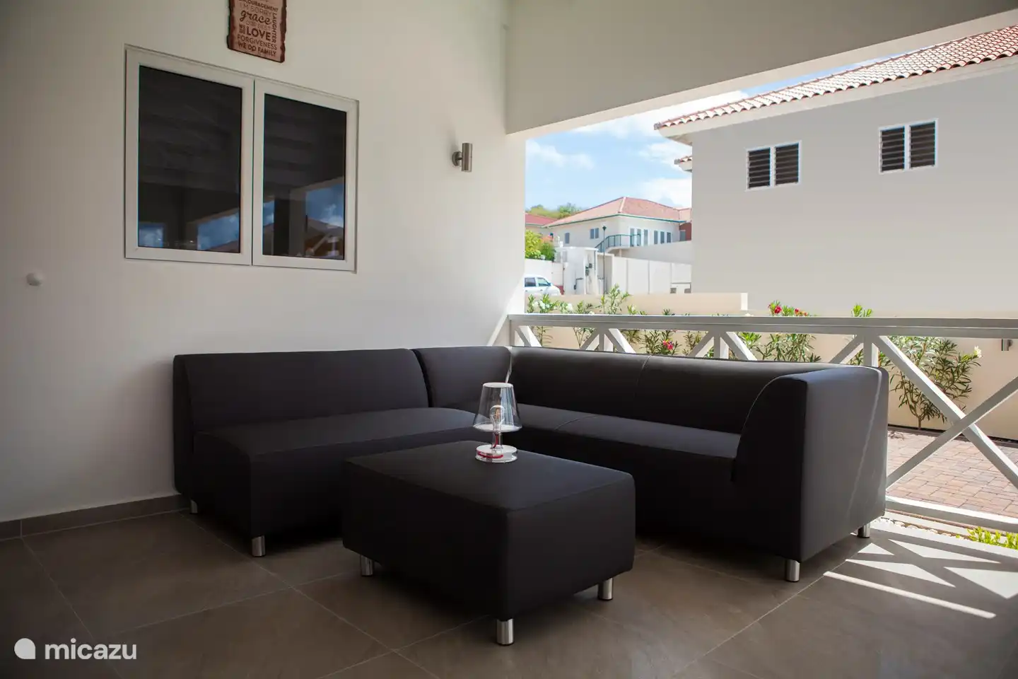 Además del espacioso juego de comedor, el espacioso porche de esquina también tiene un juego de salón de esquina. En este set puedes relajarte, leer un libro o tomar una copa.