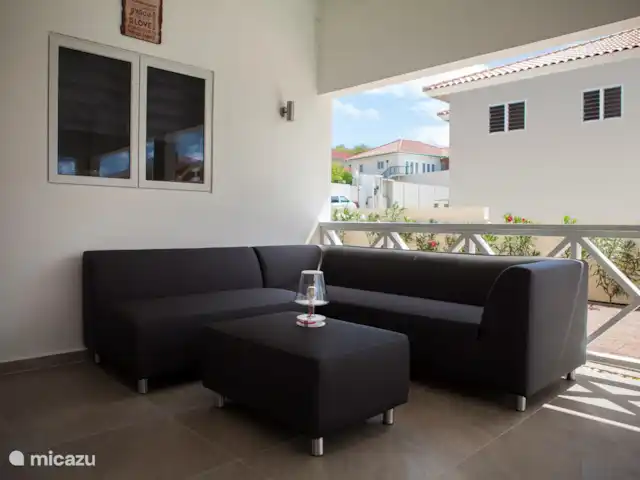 Bunita Blenchi huren in Curaçao, Banda Abou (west), Fontein - villa De ruime hoek porch beschikt naast de ruime dinning set ook nog over een hoek lounge set. Op deze set kunt u lekker relaxen, een boek lezen of een drankje drinken