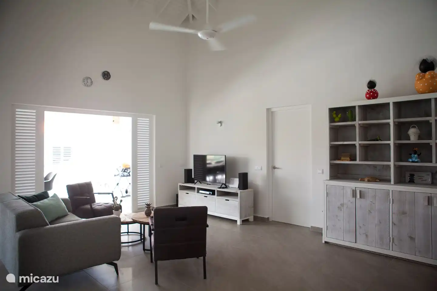 La sala de estar con más muebles.