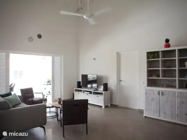 Bunita Blenchi huren in Curaçao, Banda Abou (west), Fontein - villa De woonkamer met de verdere inrichting