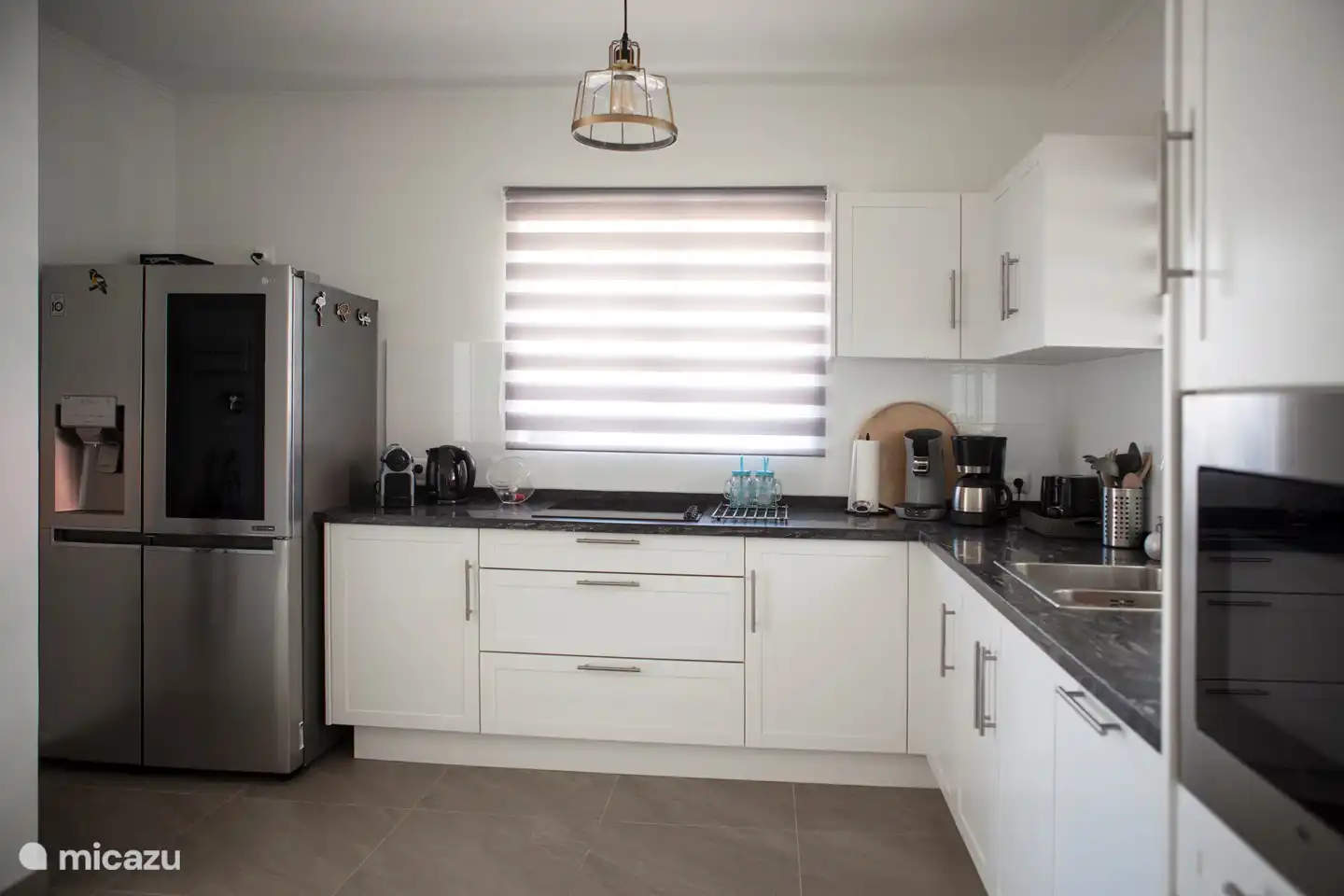 La combinación de frigorífico/congelador de dos puertas en la cocina. También hay mucha cubertería, vajilla, cristalería y sartenes para 6 personas.