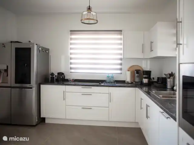Bunita Blenchi huren in Curaçao, Banda Abou (west), Fontein - villa De dubbeldeurs koel/vries combinatie in de keuken. Voor 6 personen is ook ruim voldoende bestek, servies, glaswerk en pannen aanwezig.