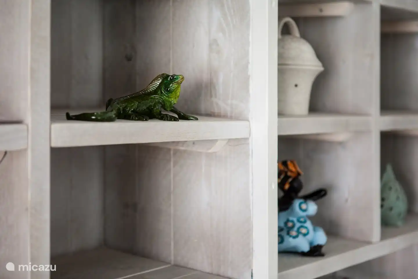 El armario de la casa con decoración en los compartimentos de exhibición.