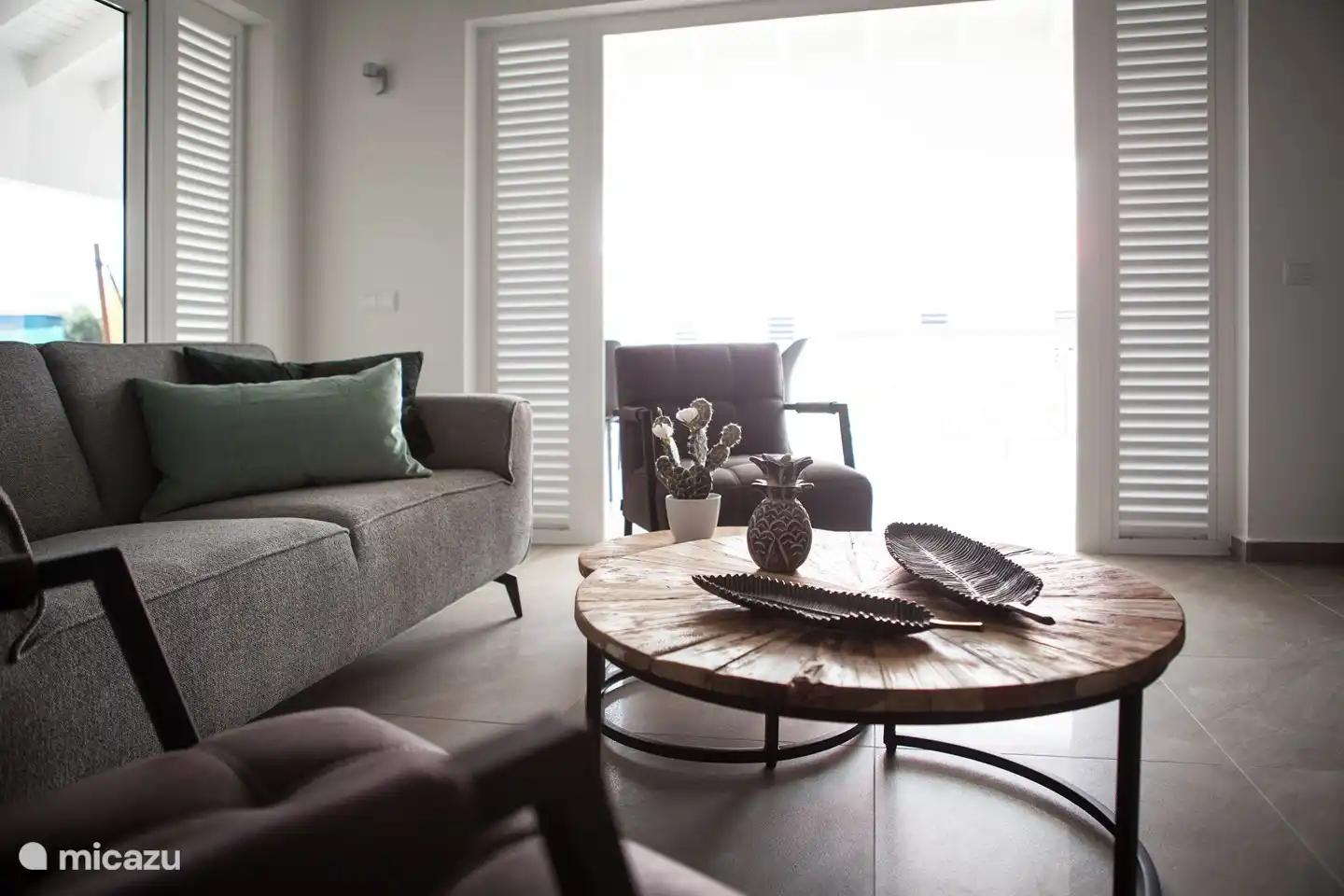 El salón está bellamente decorado con varios elementos.