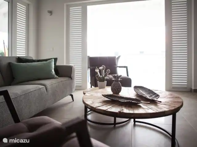 Bunita Blenchi huren in Curaçao, Banda Abou (west), Fontein - villa De woonkamer is met verschillende elementen mooi gedecoreerd