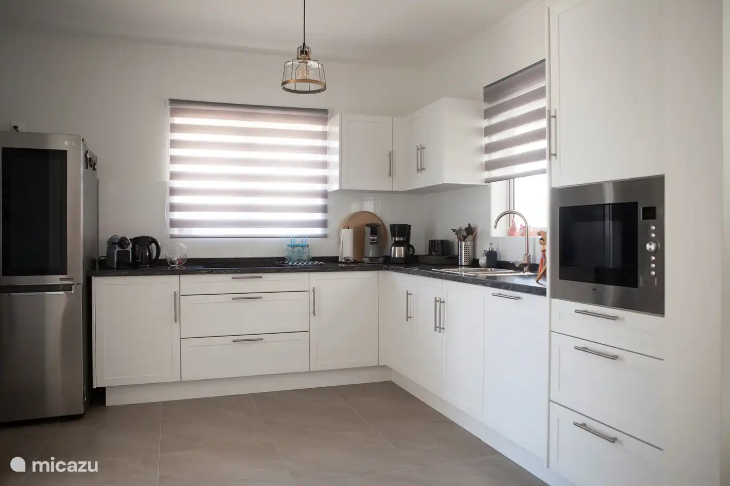 La cocina muy espaciosa con un montón de espacio de almacenamiento. Está totalmente equipada: lavavajillas, microondas combi, vitrocerámica y gran combinación de frigorífico/congelador doble con grifo de agua fría y máquina de cubitos de hielo. También hay disponible una sandwichera, Senseo, Nespresso y cafetera.