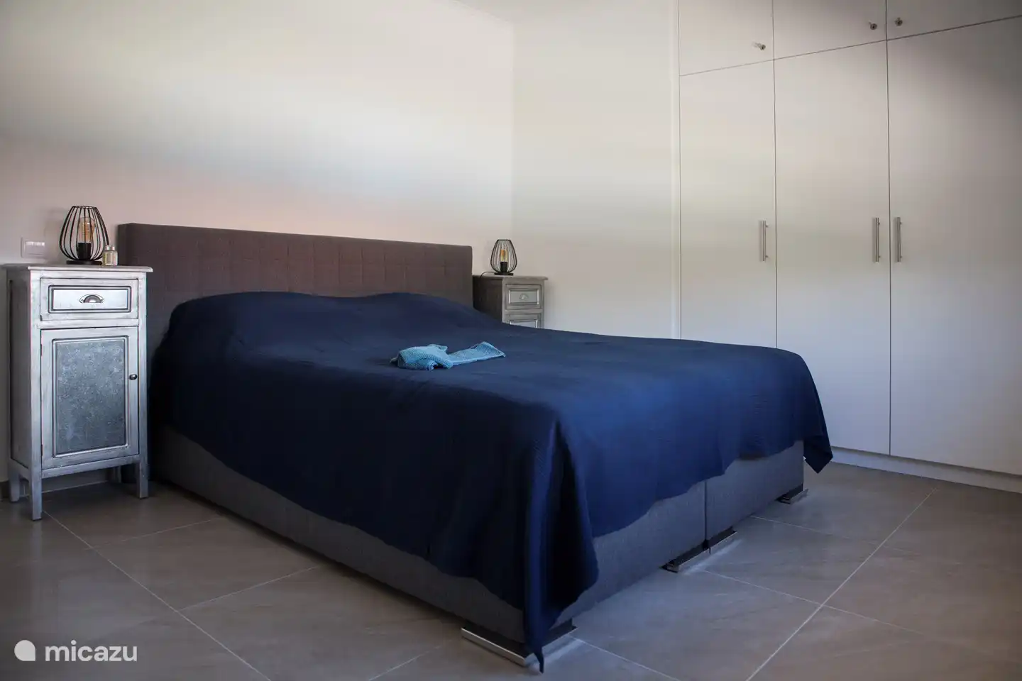 El dormitorio principal con somier de 180x200. El aire acondicionado silencioso y de bajo consumo proporciona refrigeración nocturna. La habitación tiene mucho espacio para colgar y almacenar debido al espacioso armario empotrado de 4 puertas. Desde el dormitorio entras al baño.