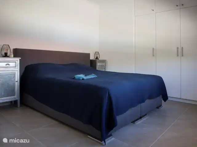 Bunita Blenchi huren in Curaçao, Banda Abou (west), Fontein - villa De master bedroom met de boxspring van 180x200. De stille en energie zuinig airco zorgt voor de nachtelijke verkoeling. De kamer beschikt door de ruime 4 deurs inbouwkast over veel hang en bergruimte. Vannuit de slaapkamer komt u in de badkamer