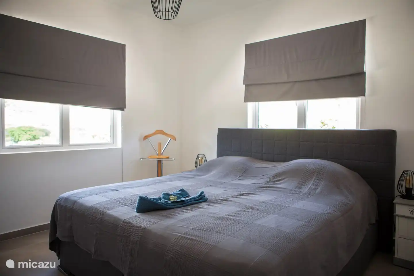 El segundo dormitorio con el somier de 180x200