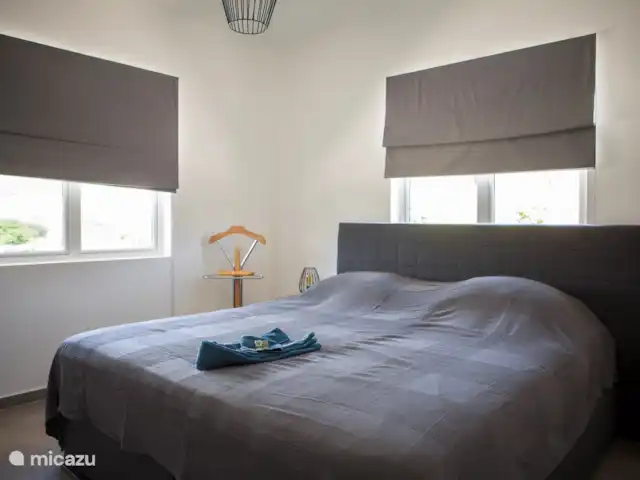 Bunita Blenchi huren in Curaçao, Banda Abou (west), Fontein - villa De tweede slaapkamer met de boxspring van 180x200