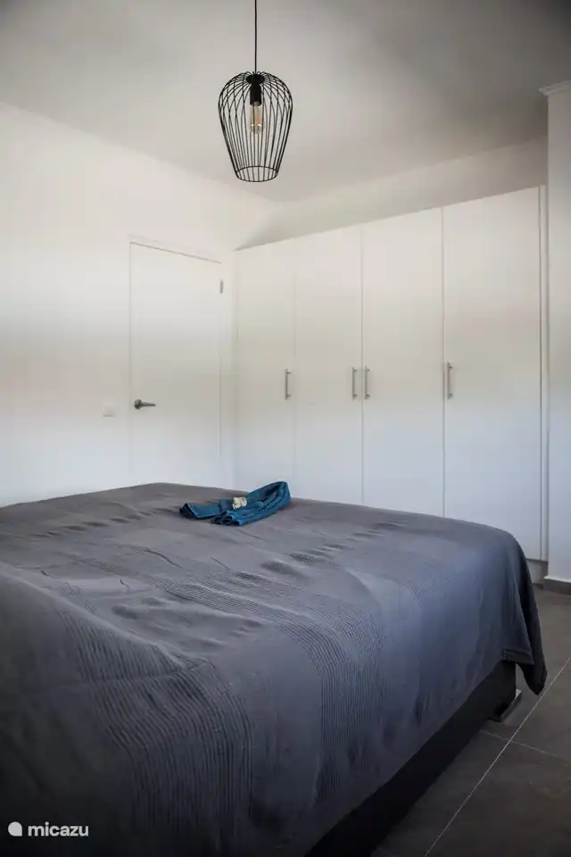 El segundo dormitorio con somier de 180x200 y armario empotrado de 4 puertas. Esto también tiene un moderno aire acondicionado de bajo consumo.