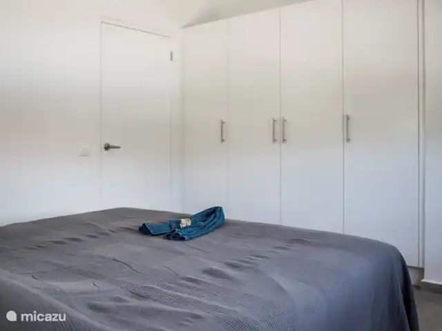 Bunita Blenchi huren in Curaçao, Banda Abou (west), Fontein - villa De tweede slaapkamer met boxspring van 180x200 en 4 deur inbouw kast. Deze beschikt ook over een moderne energie zuinige airco