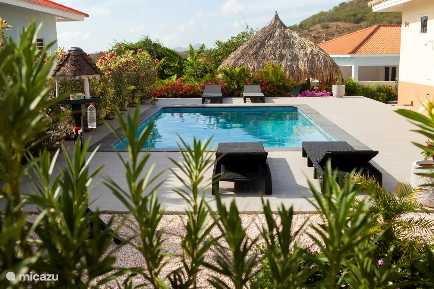 La piscina para la refrigeración necesaria. Puede relajarse en las 6 tumbonas. El jardín, que está plantado por todos lados, proporciona mucha privacidad.