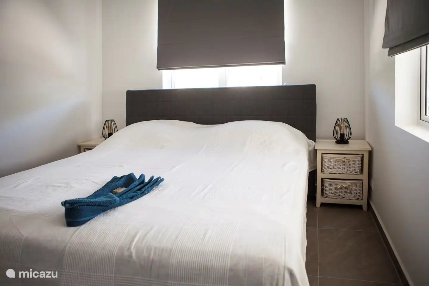 El tercer dormitorio también con somier de 180x200 y, por supuesto, un moderno aire acondicionado de bajo consumo.