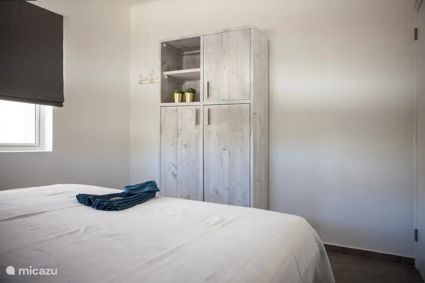 el espacioso armario de almacenamiento de dos puertas en el tercer dormitorio