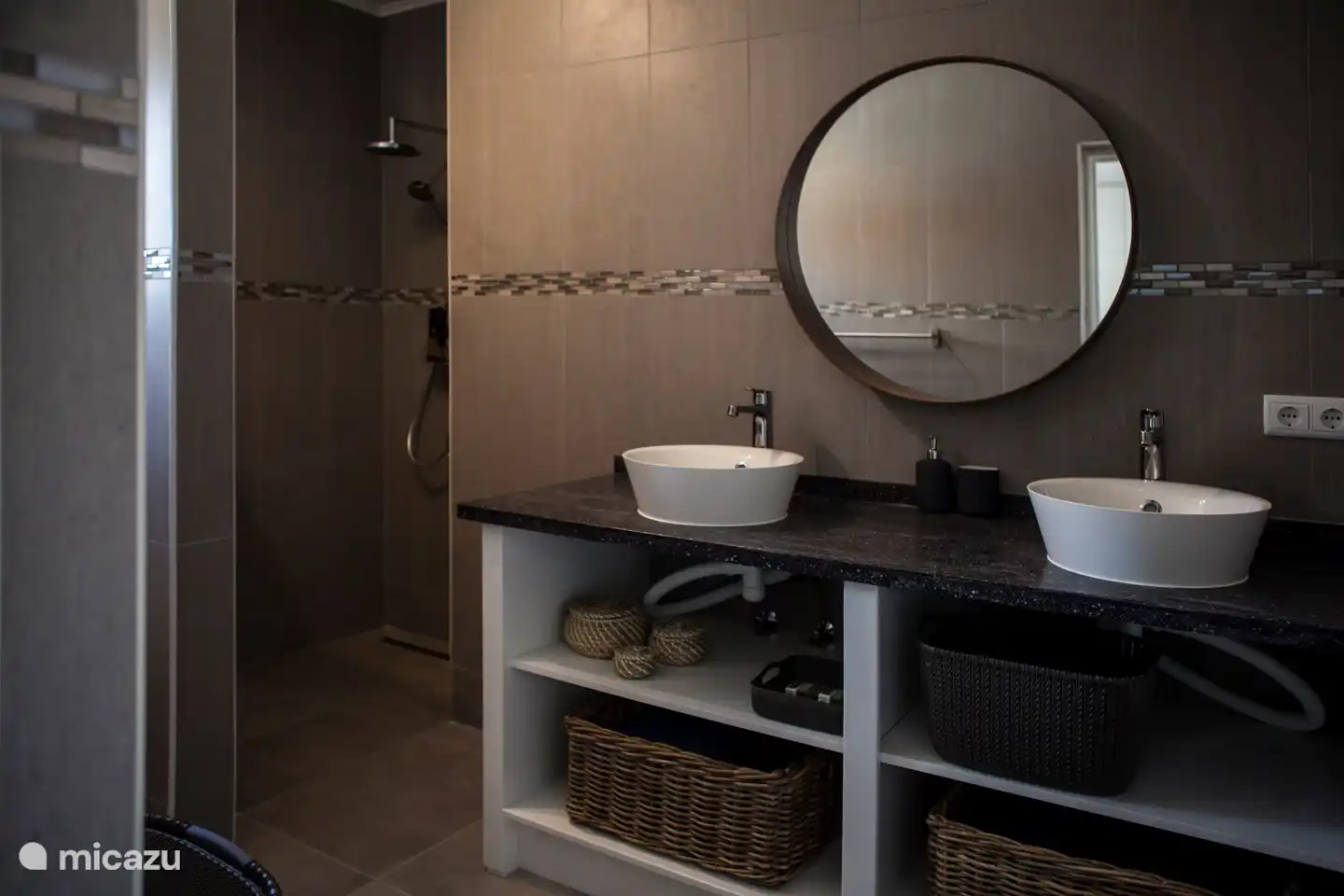 El espacioso baño adyacente al dormitorio principal. Esto tiene una cabina de ducha con agua caliente, inodoro y un lavabo doble. Los muebles de baño ofrecen mucho espacio de almacenamiento.