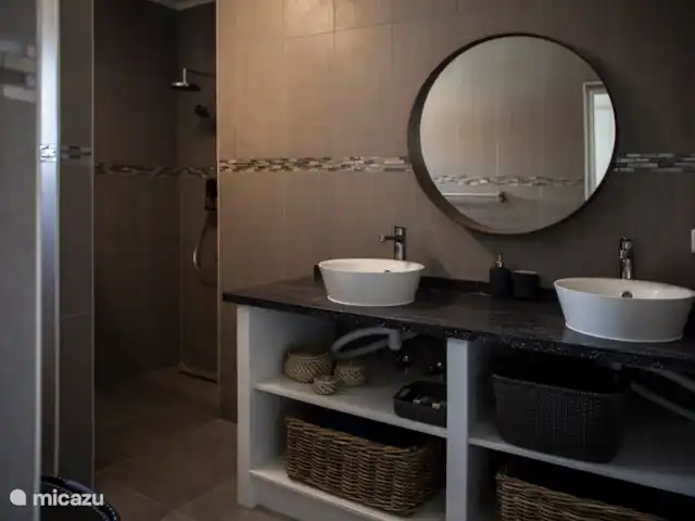Bunita Blenchi huren in Curaçao, Banda Abou (west), Fontein - villa De ruime badkamer aangrenzend aan de master bedroom. Deze beschikt over inloopdouche met warm water, toilet en een dubbele wastafel . Het bad meubel geeft veel opbergruimte