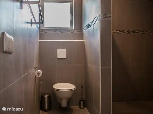 Bunita Blenchi huren in Curaçao, Banda Abou (west), Fontein - villa De badkamer naast de master bedroom met hang toilet, inloop douche en dubbele wastafel