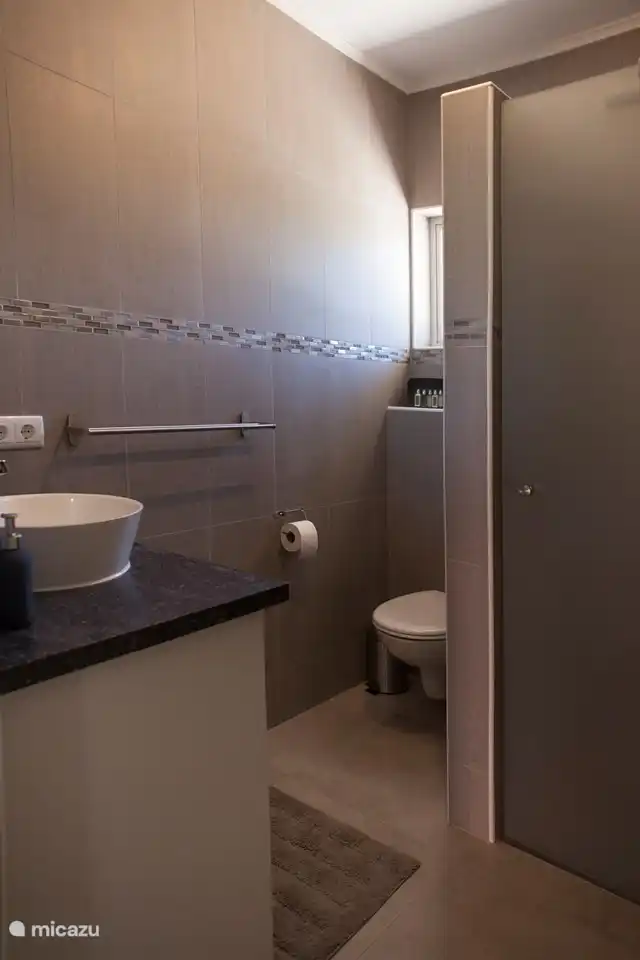 El segundo baño que se encuentra entre el segundo y tercer dormitorio. Esto tiene una cabina de ducha con agua caliente. El lavabo con mueble bajo lavabo ofrece mucho espacio de almacenamiento