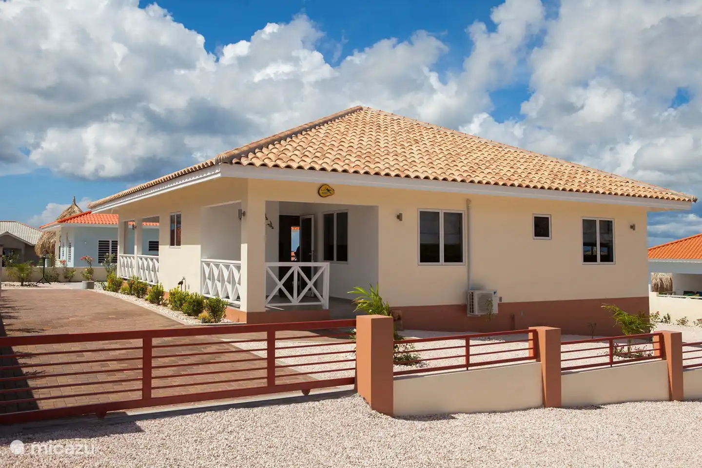 El frente de la Villa Como se puede ver en las otras fotos, el jardín ahora está completamente cubierto