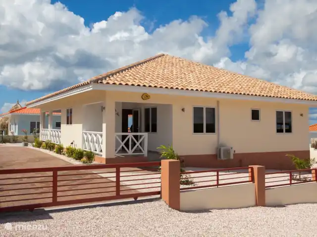 Bunita Blenchi huren in Curaçao, Banda Abou (west), Fontein - villa De voorkant van de Villa
Inmiddels zoals te zien ook de andere foto's is de tuin volledig begroeid