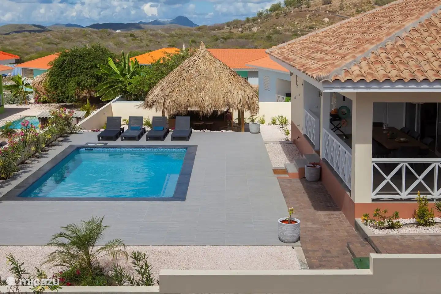 Bunita Blenchi. Villa para 6 personas con piscina privada y amplio porche en esquina con juego de comedor y salón para 8 personas. Además, una Palapa de 4x4 con un lujoso conjunto lounge de andamios de madera. Debajo de la palapa puedes relajarte a la sombra, leer un libro, beber un cóctel o descansar en la hamaca.