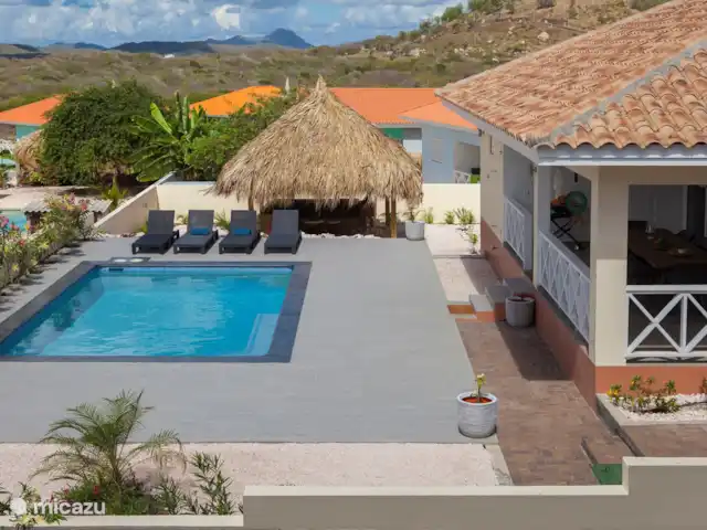 Bunita Blenchi huren in Curaçao, Banda Abou (west), Fontein - villa Bunita Blenchi. 6 persoons villa met privé zwembad en ruime hoekporch met 8 persoons dinning set en loungeset. Daarnaast een Palapa van 4x 4 met een luxe steigerhout loungeset. Onder de Palapa kunt u heerlijk relaxen in de schaduw, een boek lezen, cocktail drinken of luieren in de hangmat