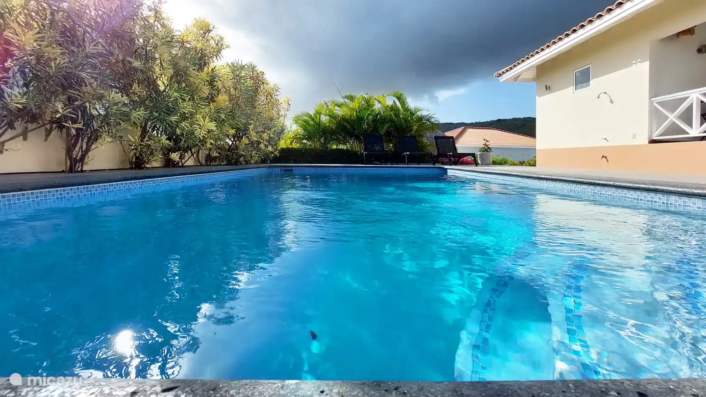 Piscina privada de 6,5 x 4,5 metros donde poder refrescarse. Podrás relajarte y tomar el sol en las 6 tumbonas.' Hay mucha vegetación natural alrededor de la piscina. Esto asegura mucha privacidad.