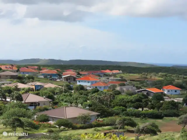 Bunita Blenchi huren in Curaçao, Banda Abou (west), Fontein - villa Villapark Fontein, een 24/07 bewaakt klein resort. Midden op Curacao, rustig gelegen en bij de mooiste stranden: Cas Abou, Porto Mari en het gratis toegangkelijke Daaibooi. Op het resort bevind zich restaurant Bliss, ook bij Karakter, Koraal, Daniel, eetcafe de Buurvrouw en Laternu kan je prima eten