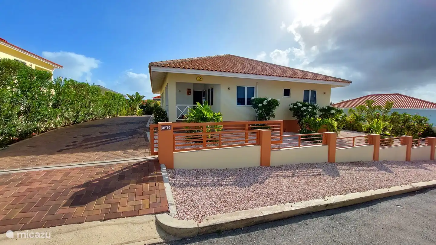 El frente de Bunita Blenchi con la entrada espaciosa en Villapark Fontein. En el centro de la isla, a 15 minutos del aeropuerto ya 30 minutos de Willemstad. En las inmediaciones de la casa hay muchos buenos restaurantes y Bliss on the resort. Las hermosas playas de Cas Abou, Porto Mari, Daaibooi están cerca