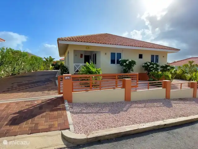 Bunita Blenchi huren in Curaçao, Banda Abou (west), Fontein - villa De voorzijde van Bunita Blenchi met de ruime oprit op Villapark Fontein. Midden op het eiland, 15 minuten van het vliegveld en 30 minuten van Willemstad. In de omgeving van de woning zijn veel goede restaurants en Bliss op het resort. De mooie stranden van Cas Abou, Porto Mari, Daaibooi zijn vlakbij