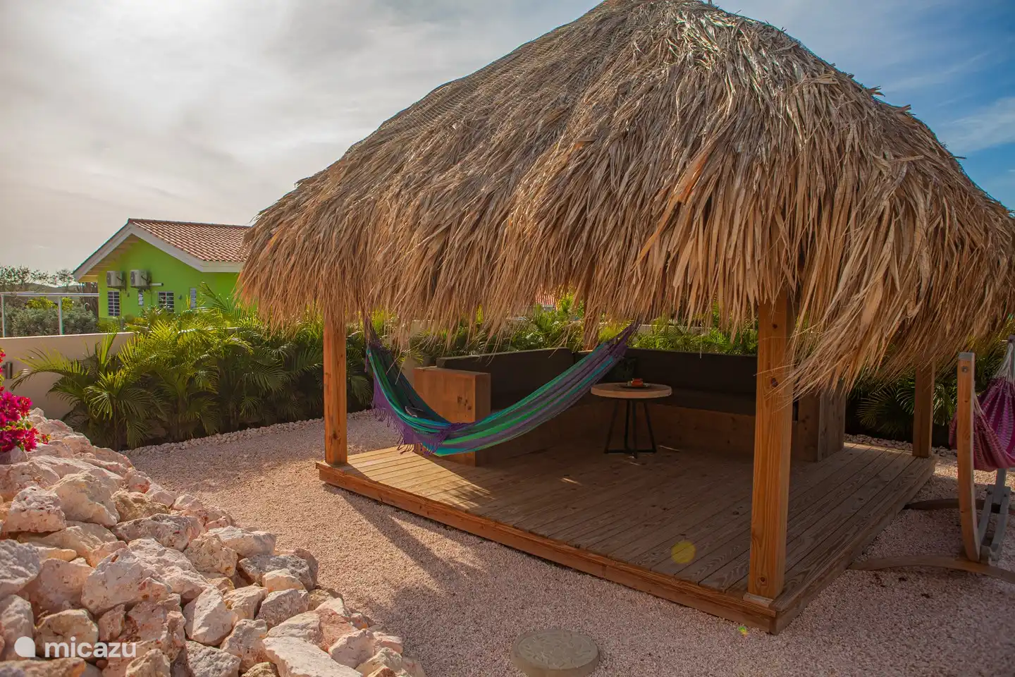 La Palapa de 4x4 en la piscina. Aquí puede sentarse cómodamente a la sombra y hay una brisa refrescante. Es el lugar ideal para relajarse, leer un libro o tomar un cóctel caribeño. Si realmente quieres relajarte, la hamaca es muy recomendable.