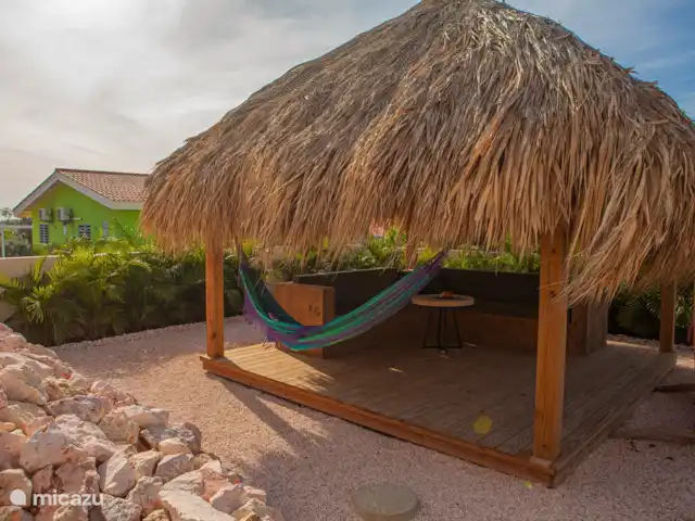 Bunita Blenchi huren in Curaçao, Banda Abou (west), Fontein - villa De Palapa van 4x4 bij het zwembad. Hierin zit u lekker in de schaduw en waait er een verkoelend briesje. Het is de ideale plaats om te relaxen, een boek te lezen of een Caribische cocktail te drinken. Als u echt wil luieren is de hangmat zeer zeker aan te bevelen