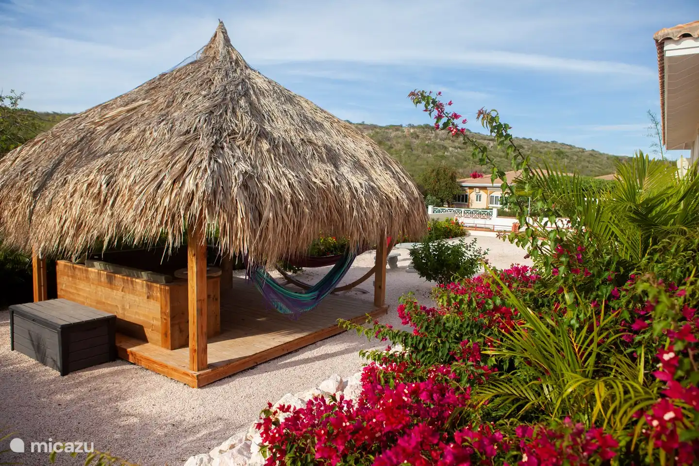 En la Palapa puedes descansar o tomar una siesta en el juego de salón de esquina de 3x3