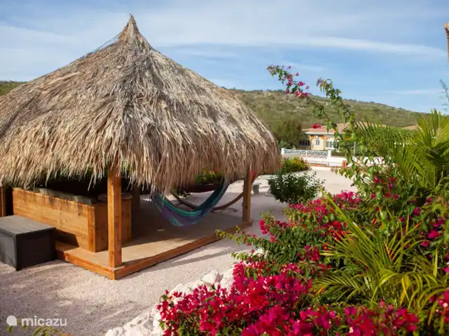 Bunita Blenchi huren in Curaçao, Banda Abou (west), Fontein - villa In de Palapa kunt u lekker loungen of een dutje doen op de hoek lounge set van 3x3