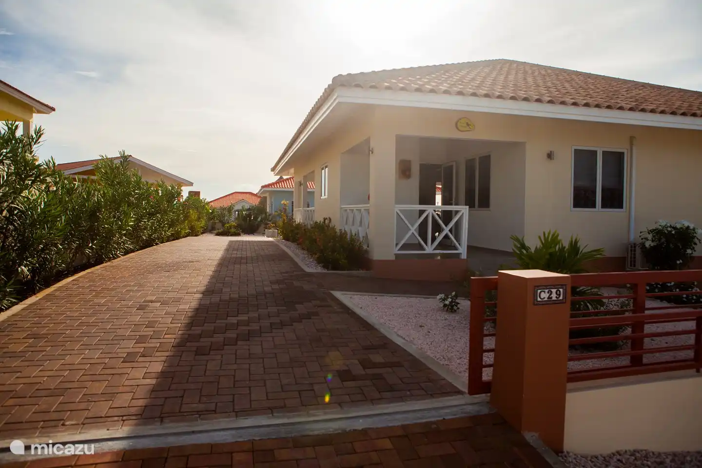 El frente de la casa con el gran camino de entrada. Aquí puedes aparcar fácilmente 2 coches. Además, el camino de entrada se puede cerrar con una puerta corredera.