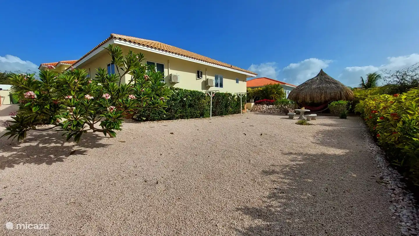 El exuberante jardín ofrece un ambiente verdaderamente tropical.